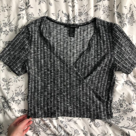 2 for $20 ❤️ Forever 21 Cropped Short sleeve Wrap Top - Picture 1 of 2
